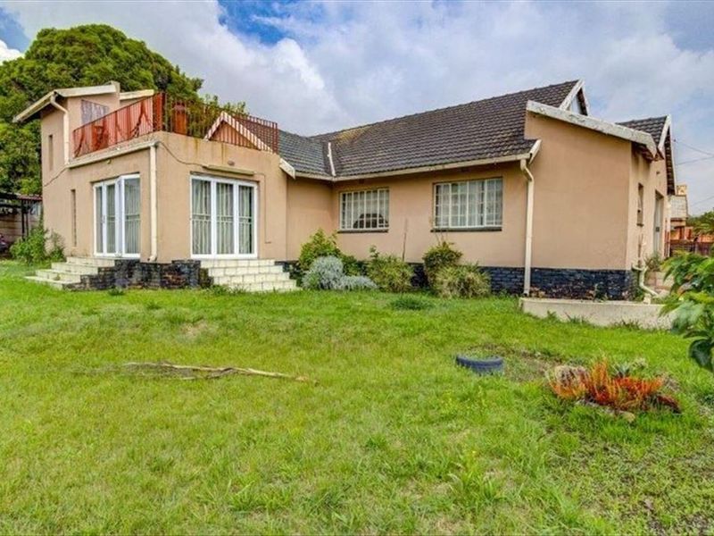 Spacious 4-Bedroom Family Home with Multiple Living Areas - Photo 3