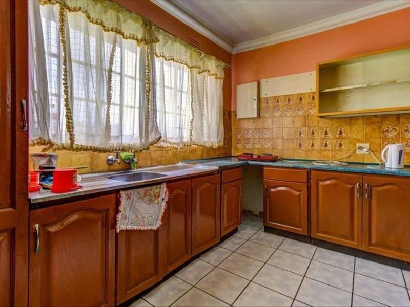 Spacious 4-Bedroom Family Home with Multiple Living Areas - Photo 1