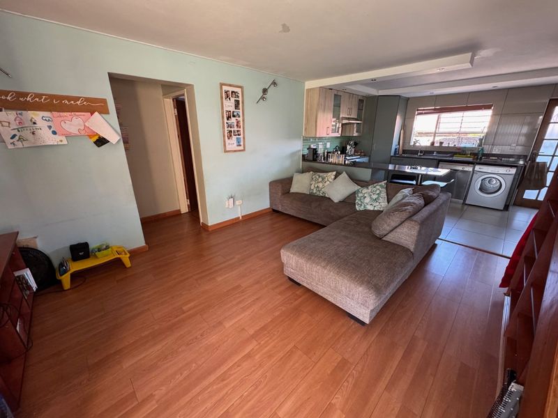 Comfortable 3-Bedroom Family Home with Pool and Ample Parking - Photo 2