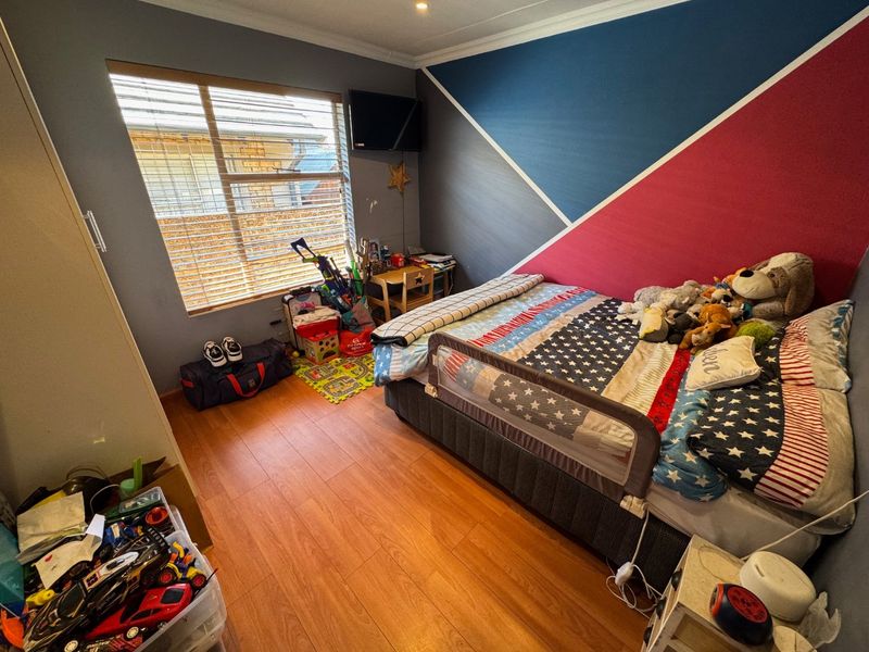 Comfortable 3-Bedroom Family Home with Pool and Ample Parking - Photo 5