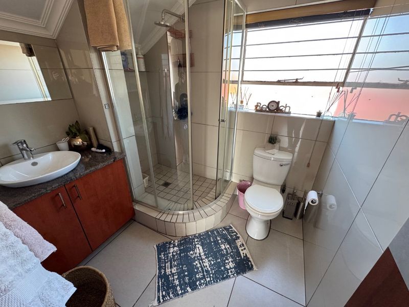 Comfortable 3-Bedroom Family Home with Pool and Ample Parking - Photo 10