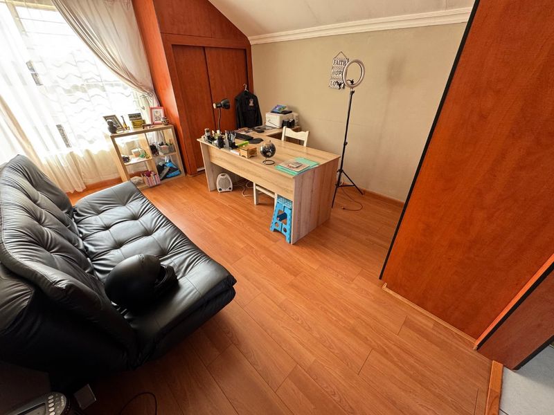 Comfortable 3-Bedroom Family Home with Pool and Ample Parking - Photo 9