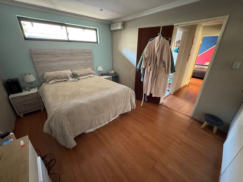 Comfortable 3-Bedroom Family Home with Pool and Ample Parking - Photo 7