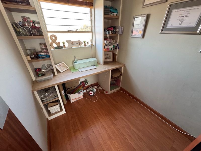 Comfortable 3-Bedroom Family Home with Pool and Ample Parking - Photo 8