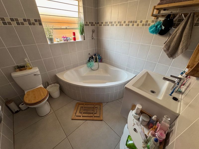 Comfortable 3-Bedroom Family Home with Pool and Ample Parking - Photo 6