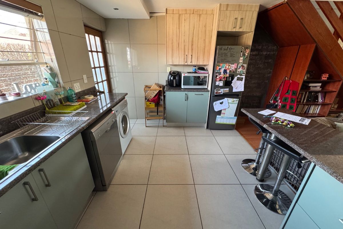 Comfortable 3-Bedroom Family Home with Pool and Ample Parking - Photo 4