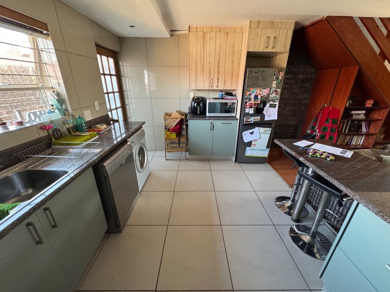 Comfortable 3-Bedroom Family Home with Pool and Ample Parking - Photo 4