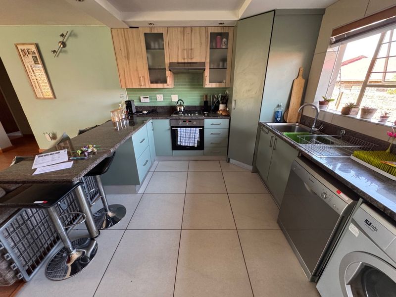 Comfortable 3-Bedroom Family Home with Pool and Ample Parking - Photo 3