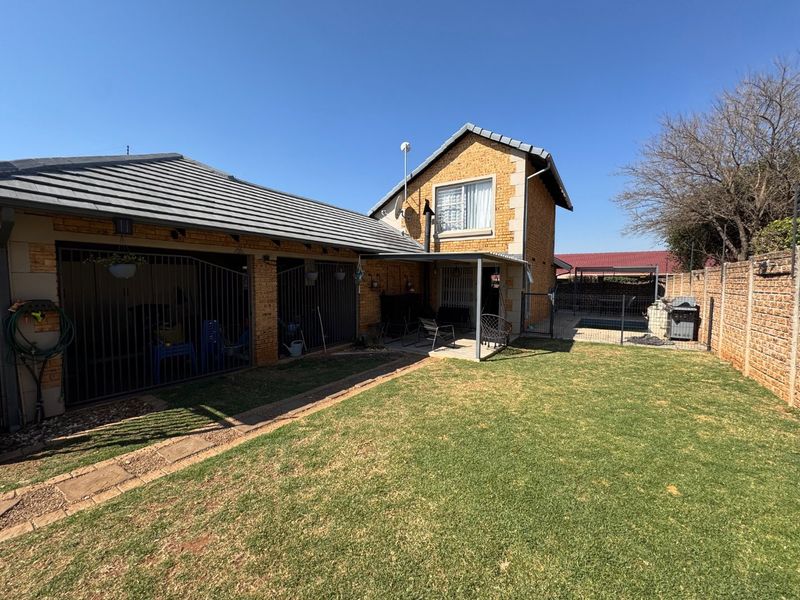 Comfortable 3-Bedroom Family Home with Pool and Ample Parking - Photo 1