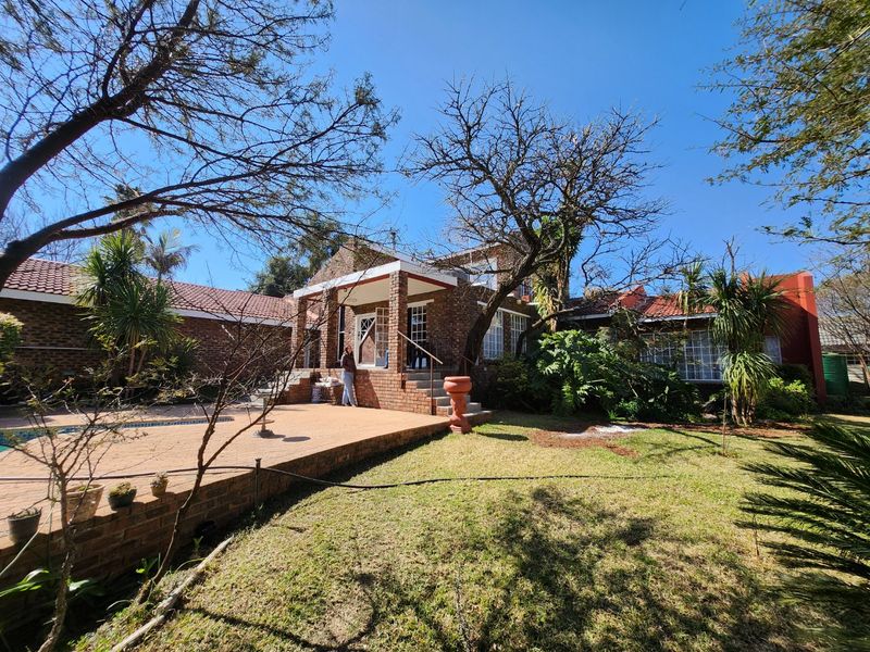 A Solid, Well-Loved Family Home with Space, Comfort, and a Pool for the Warmer Months - Photo 9