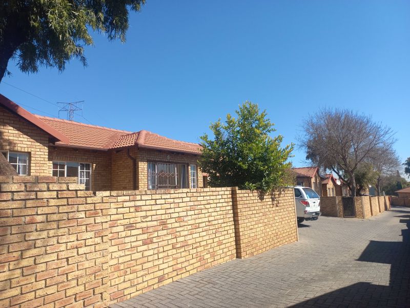 Neat & Spacious Family Home in Sought-After Cosmos Estate, Kosmosdal - Photo 2