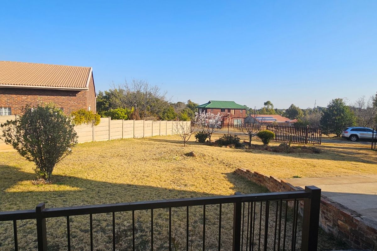 Charming 3-Bedroom Home with Scenic Dam Views - Photo 3