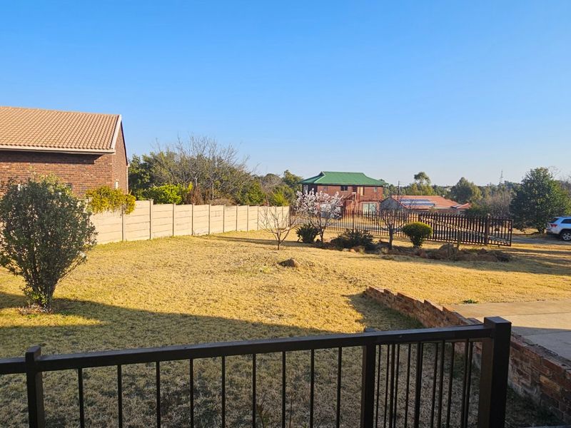 Charming 3-Bedroom Home with Scenic Dam Views - Photo 3