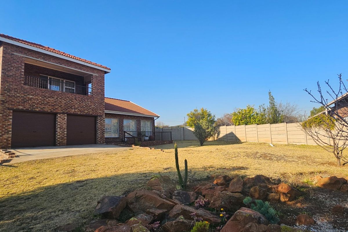 Charming 3-Bedroom Home with Scenic Dam Views - Photo 2