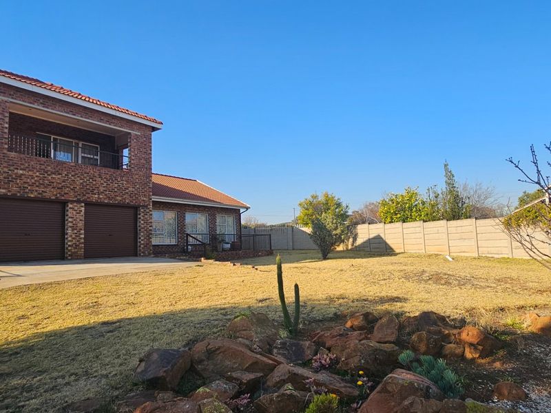 Charming 3-Bedroom Home with Scenic Dam Views - Photo 2