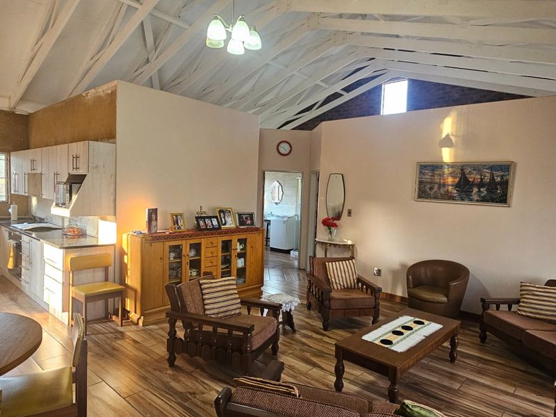 Charming 3-Bedroom Home with Scenic Dam Views - Photo 8