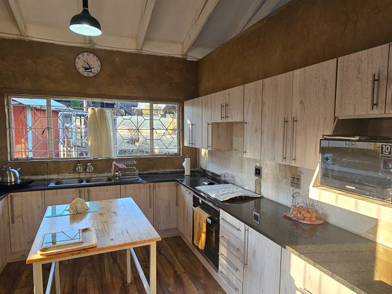 Charming 3-Bedroom Home with Scenic Dam Views - Photo 10