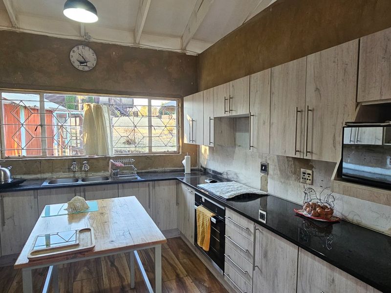 Charming 3-Bedroom Home with Scenic Dam Views - Photo 9