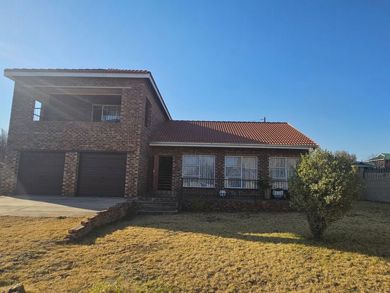 Charming 3-Bedroom Home with Scenic Dam Views - Photo 4