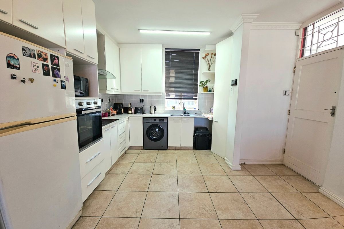 Three bedroom apartment boasting views of Table mountain - Photo 5