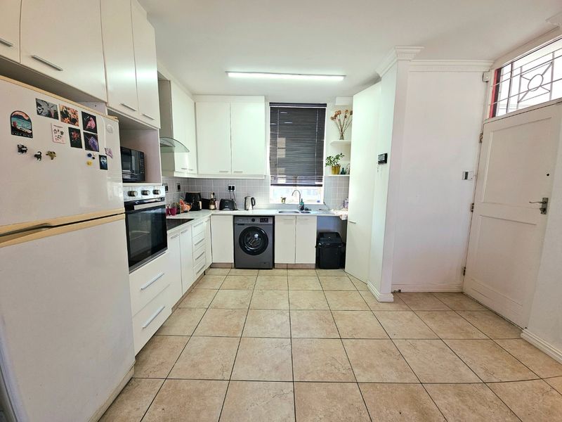 Three bedroom apartment boasting views of Table mountain - Photo 5