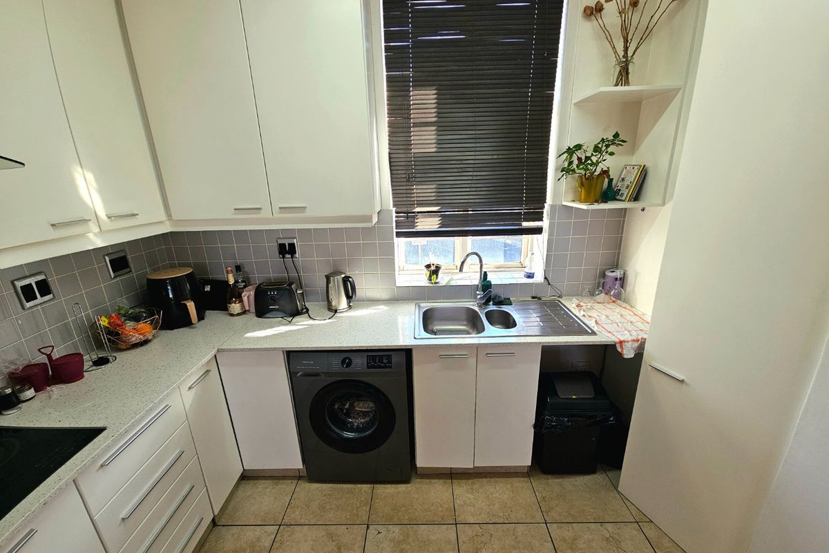 Three bedroom apartment boasting views of Table mountain - Photo 4