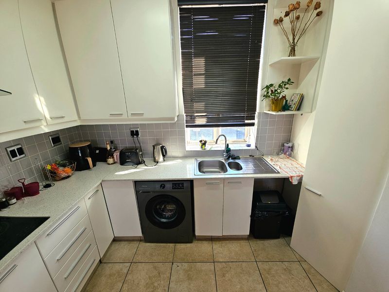 Three bedroom apartment boasting views of Table mountain - Photo 4