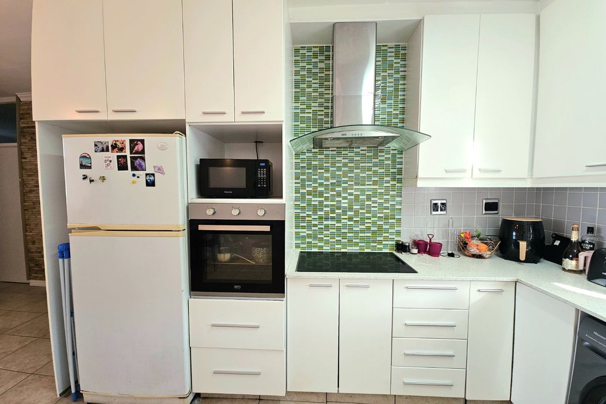 Three bedroom apartment boasting views of Table mountain - Photo 3
