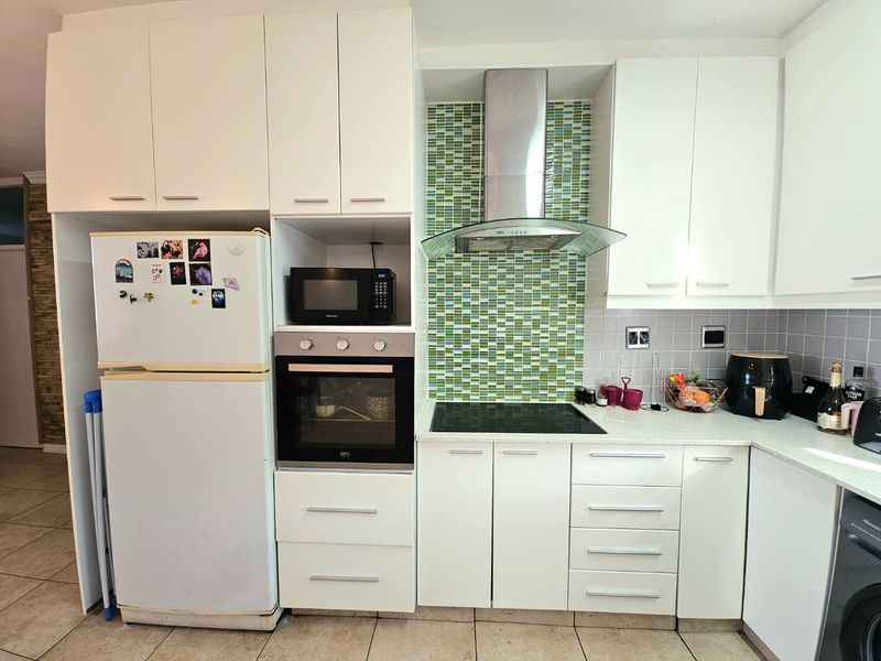 Three bedroom apartment boasting views of Table mountain - Photo 3