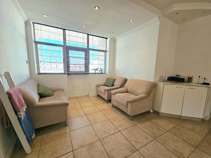 Three bedroom apartment boasting views of Table mountain - Photo 8