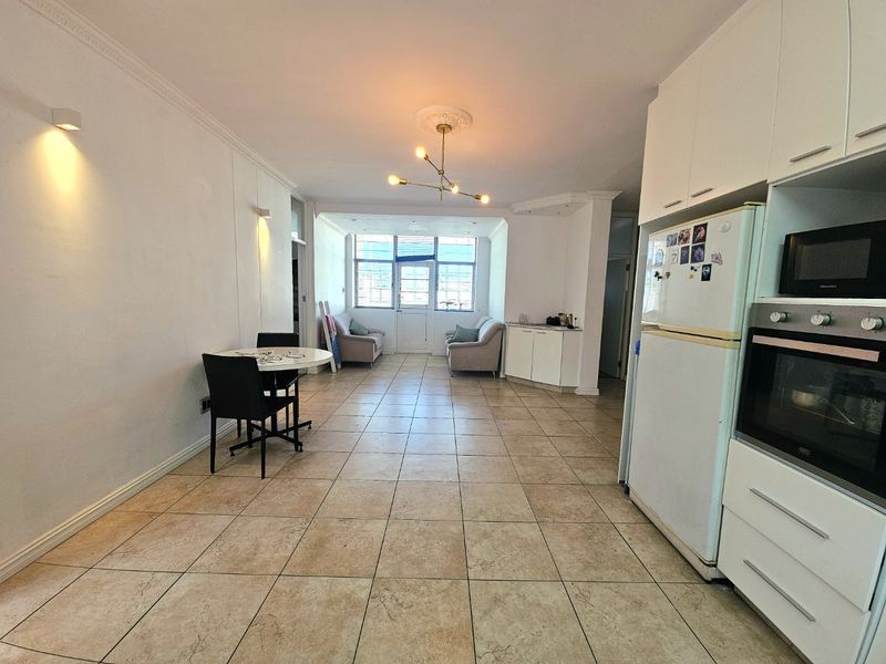 Three bedroom apartment boasting views of Table mountain - Photo 7