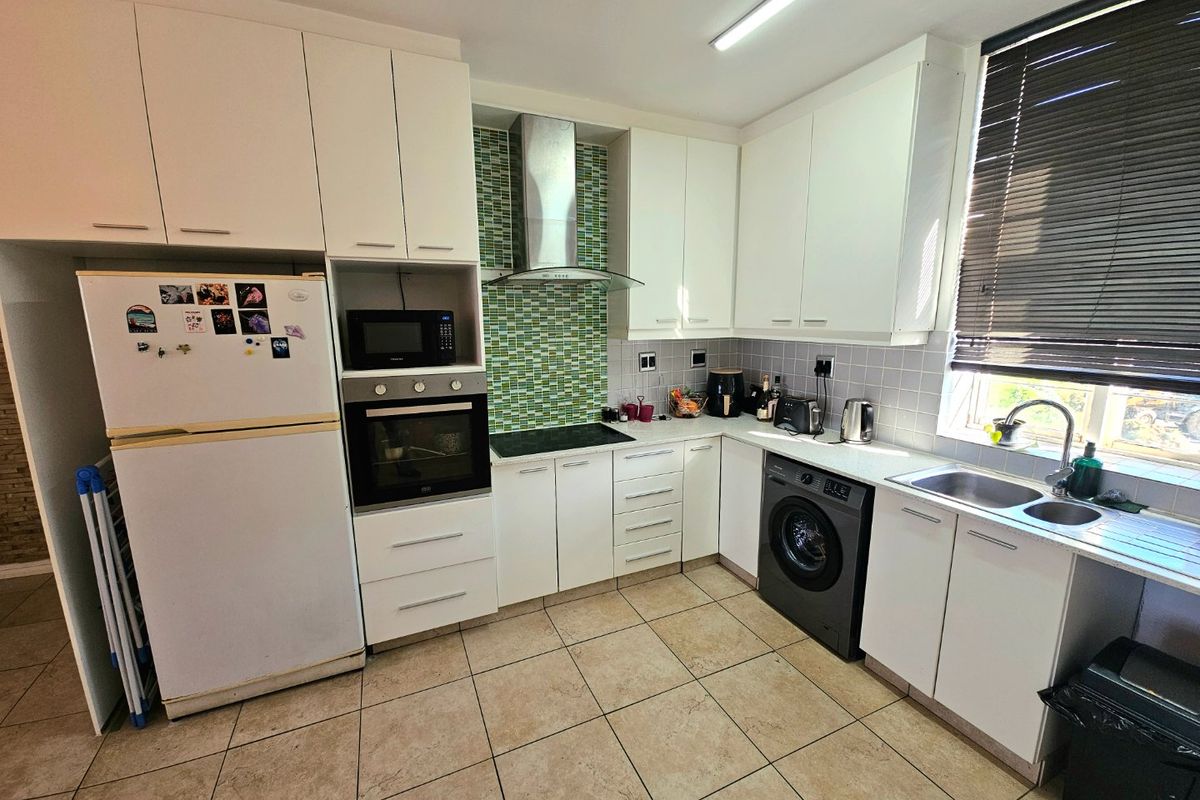 Three bedroom apartment boasting views of Table mountain - Photo 2