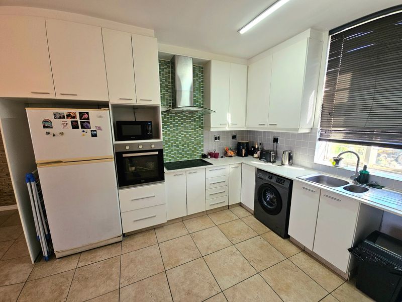 Three bedroom apartment boasting views of Table mountain - Photo 2