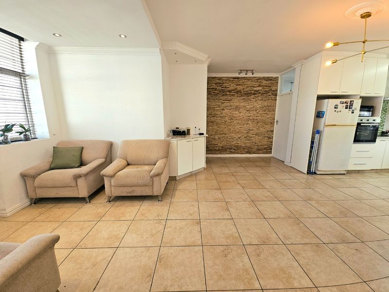 Three bedroom apartment boasting views of Table mountain - Photo 9