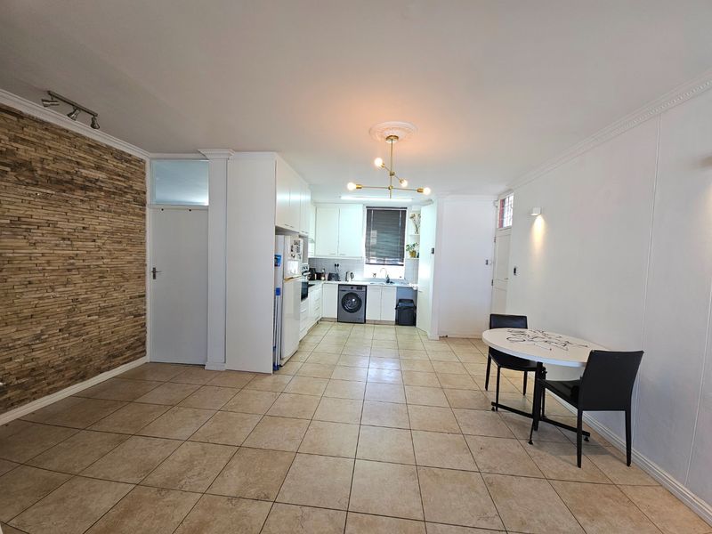 Three bedroom apartment boasting views of Table mountain - Photo 6