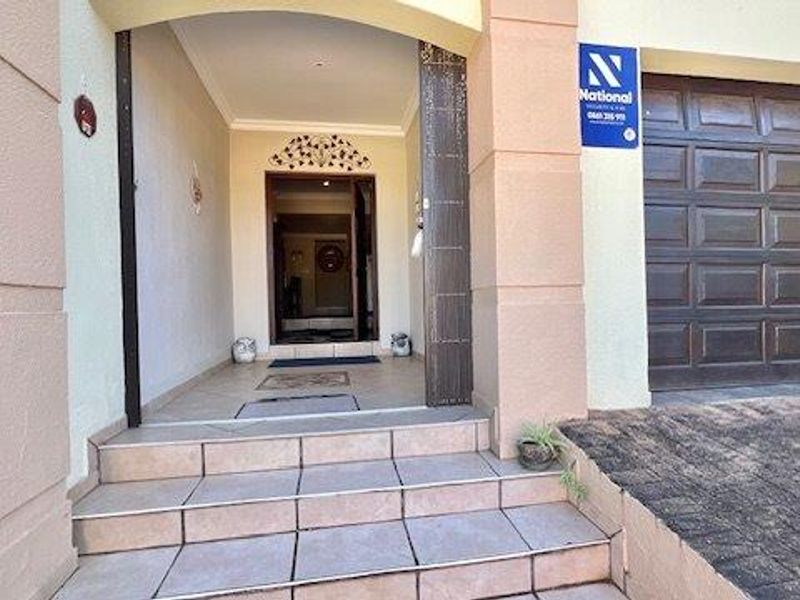 Elegant & Secure Family Home in a Quiet Cul-De-Sac - Photo 4