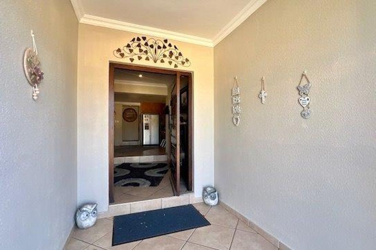 Elegant & Secure Family Home in a Quiet Cul-De-Sac - Photo 5