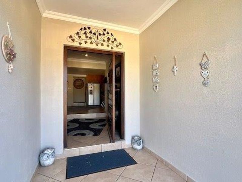 Elegant & Secure Family Home in a Quiet Cul-De-Sac - Photo 5