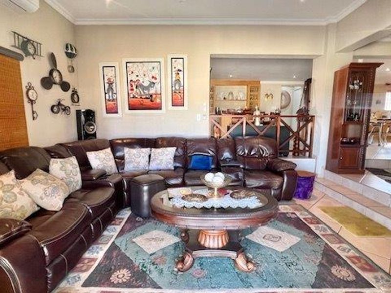 Elegant & Secure Family Home in a Quiet Cul-De-Sac - Photo 8