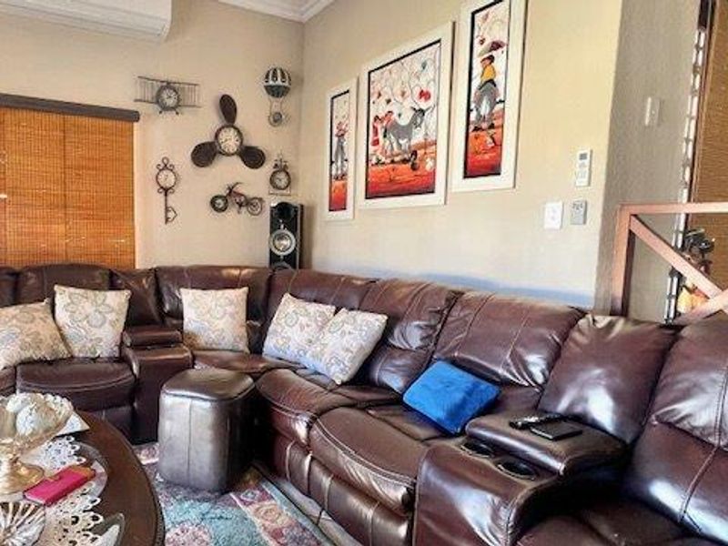 Elegant & Secure Family Home in a Quiet Cul-De-Sac - Photo 7