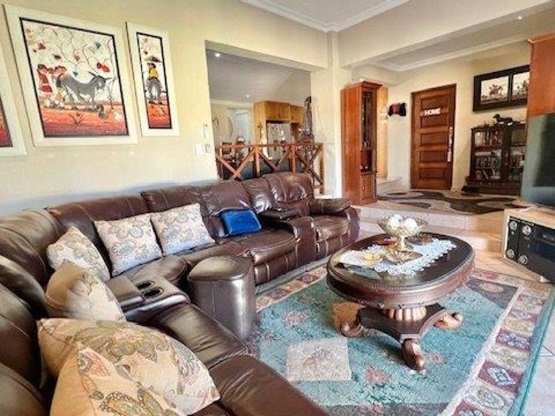 Elegant & Secure Family Home in a Quiet Cul-De-Sac - Photo 9