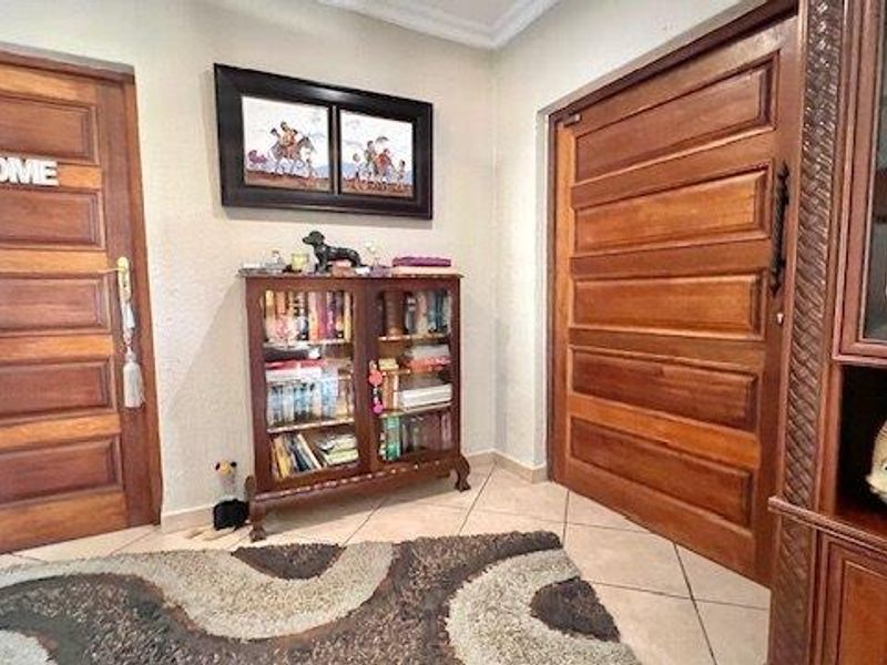 Elegant & Secure Family Home in a Quiet Cul-De-Sac - Photo 6