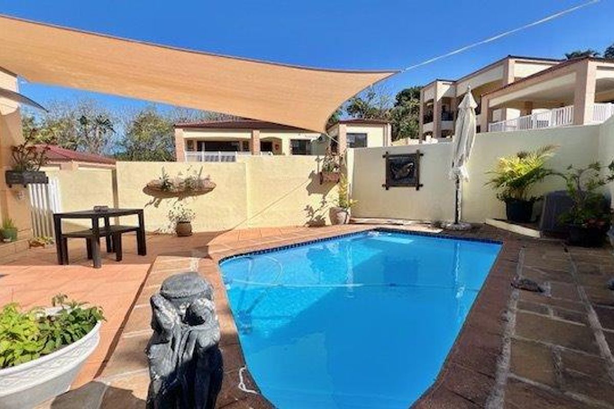 Elegant & Secure Family Home in a Quiet Cul-De-Sac - Photo 2