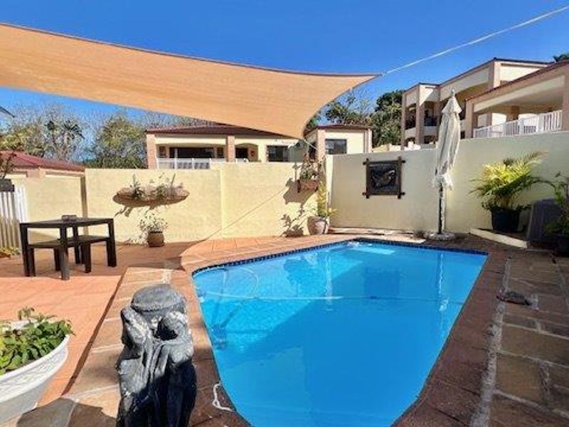 Elegant & Secure Family Home in a Quiet Cul-De-Sac - Photo 2