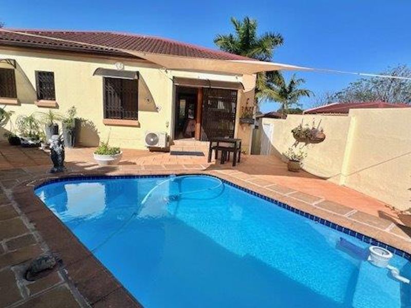 Elegant & Secure Family Home in a Quiet Cul-De-Sac - Photo 1