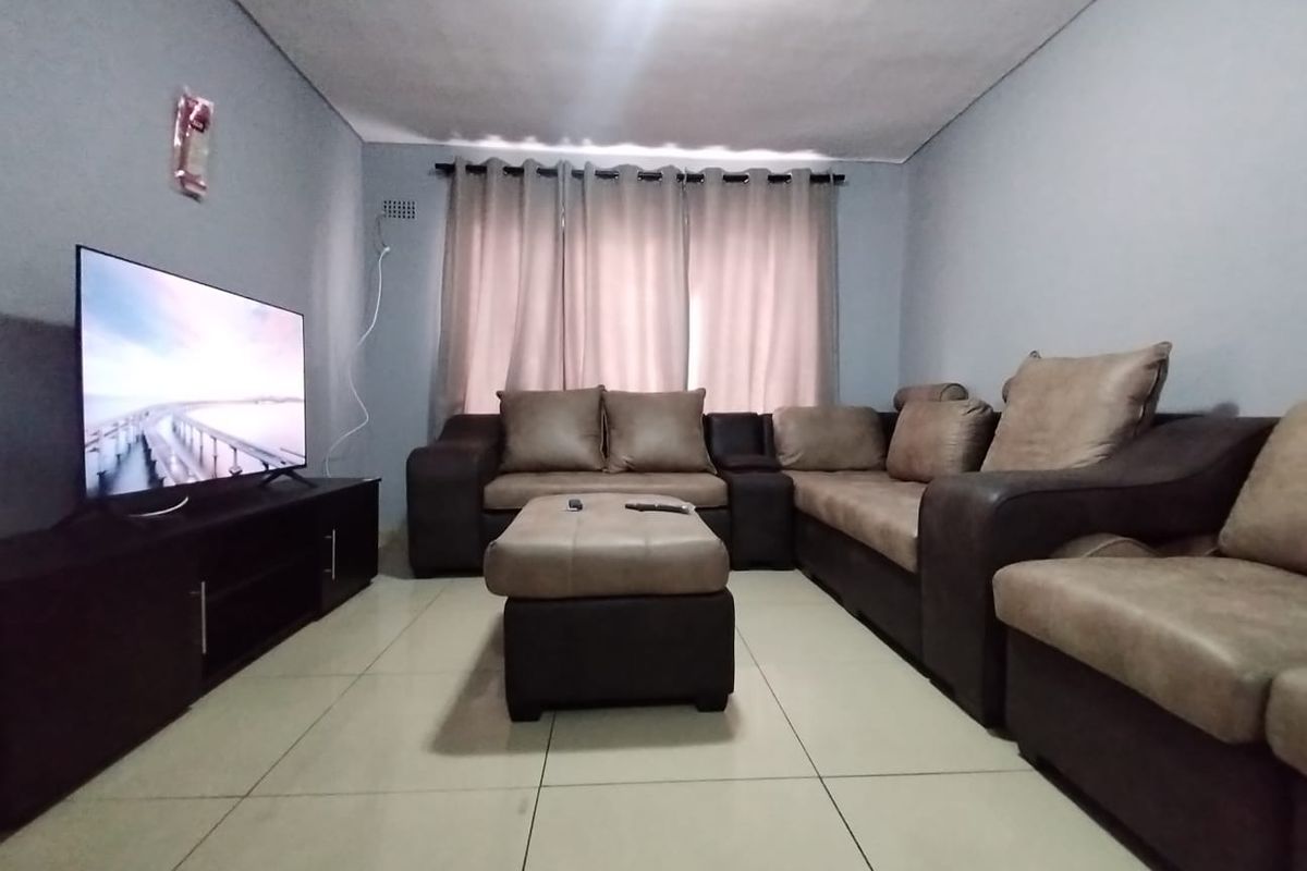 Two bedroom Apartment for sale in Grassy Park - Photo 2