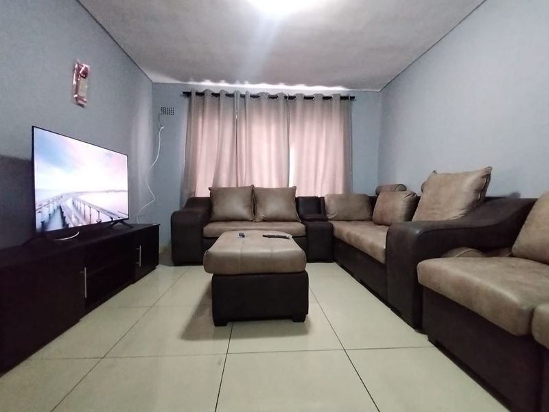 Two bedroom Apartment for sale in Grassy Park - Photo 2