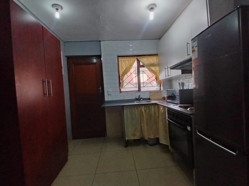 Two bedroom Apartment for sale in Grassy Park - Photo 3