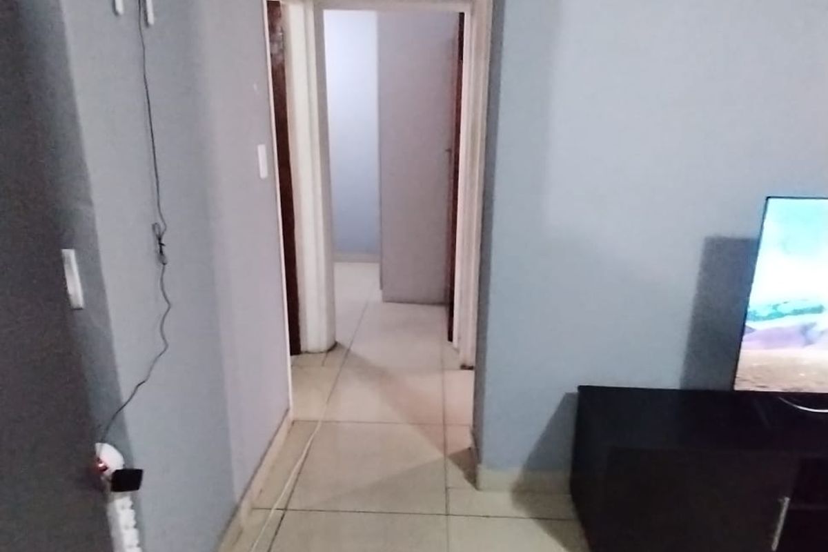 Two bedroom Apartment for sale in Grassy Park - Photo 4