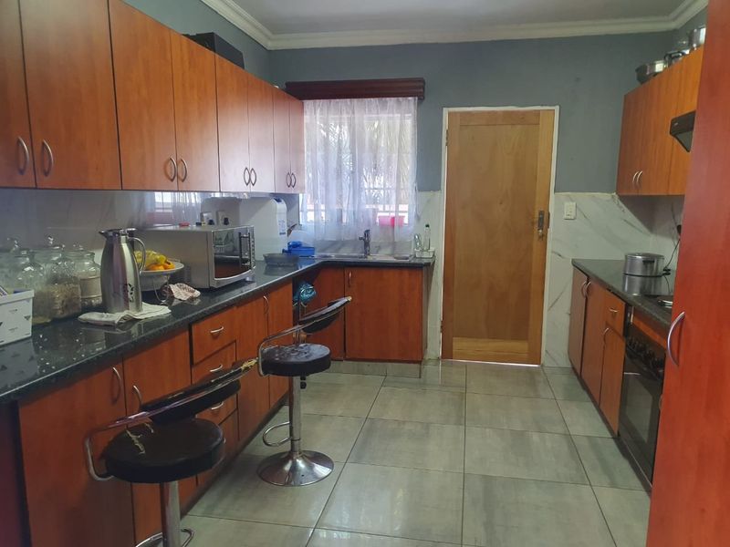 Luxurious living in Montana Manor - Photo 2